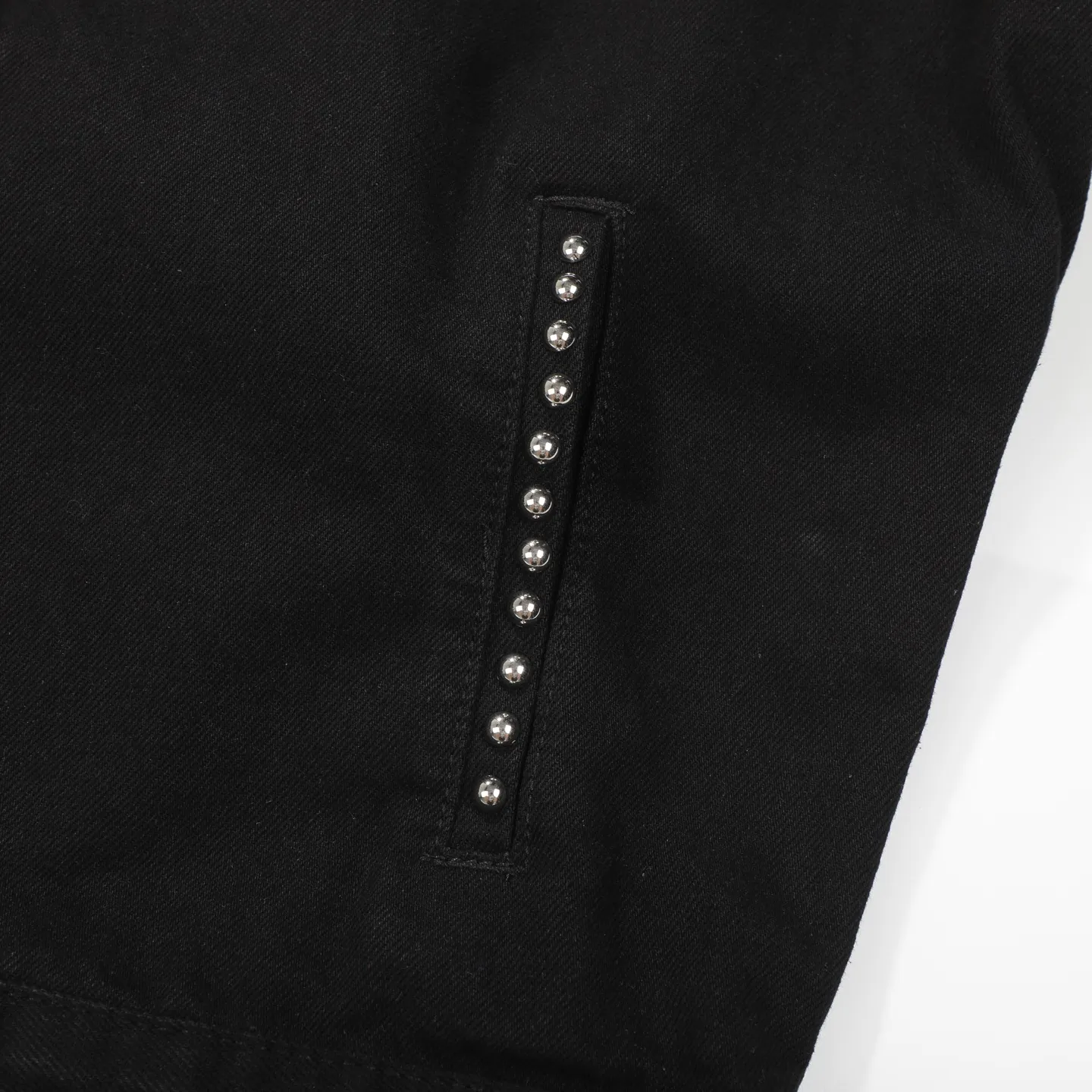 P280 Chrome Hearts Chrome Hearts heavy-duty denim jacket with rivets and multiple farts. The same model as the Internet celebrity star. The cross-printed denim jacket has a unique cross design element and is full of design. It is made of 100% denim cotton fabric with heavy coarse yarn count, which ensures a stiff and tough silhouette while being soft, comfortable and breathable. The lapel is designed with silver buttons and is full of texture. The classic white cross logo is all over the dress, making it a perfect versatile style for spring and summer! The original loose version is made of high-quality pure cotton fabrics. The fabric pattern is high-definition and delicate without burrs. It is comfortable and breathable to wear. All the buttons are molded and customized. It is casual and fashionable and can be matched with any bottoms. It can be windproof and sunproof in spring and summer. It can be worn outside in autumn and winter! Easily concave shape makes you look slimmer and taller, perfect for both men and women! Color: Black Size: S M L XL